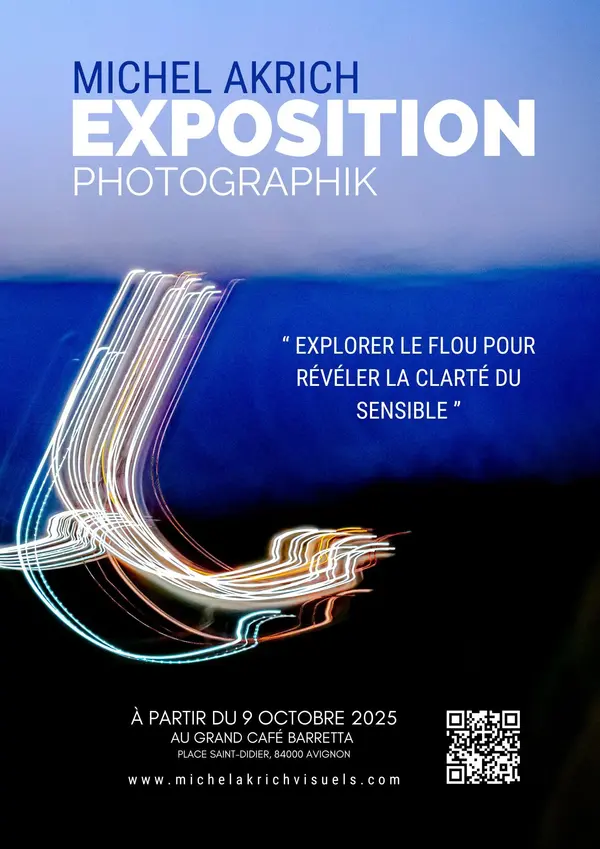 Accrochage de l'Xposition photo, "Le flou n'est pas une idée abstraite – Part.1", au Grand Café Barretta d'Avignon